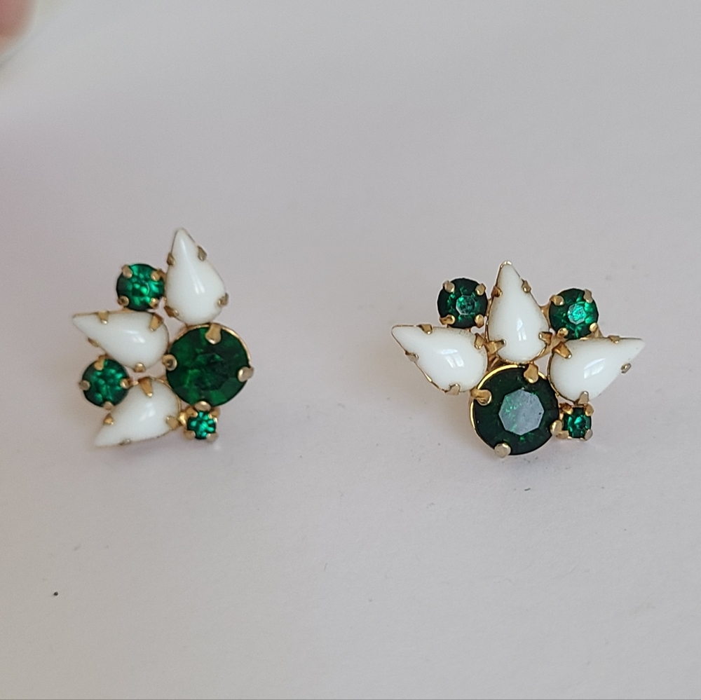Vintage Mid Century Mod Gold Emerald Green Rhinestone Flower Clip On Earrings - Picture 5 of 8